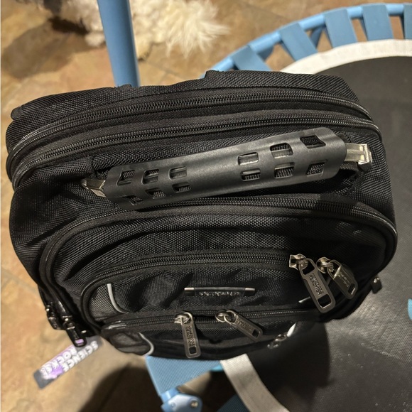 Kenneth Cole Reaction Backpack Like New - Picture 15 of 15
